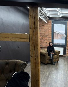 Stylistin auf Sessel