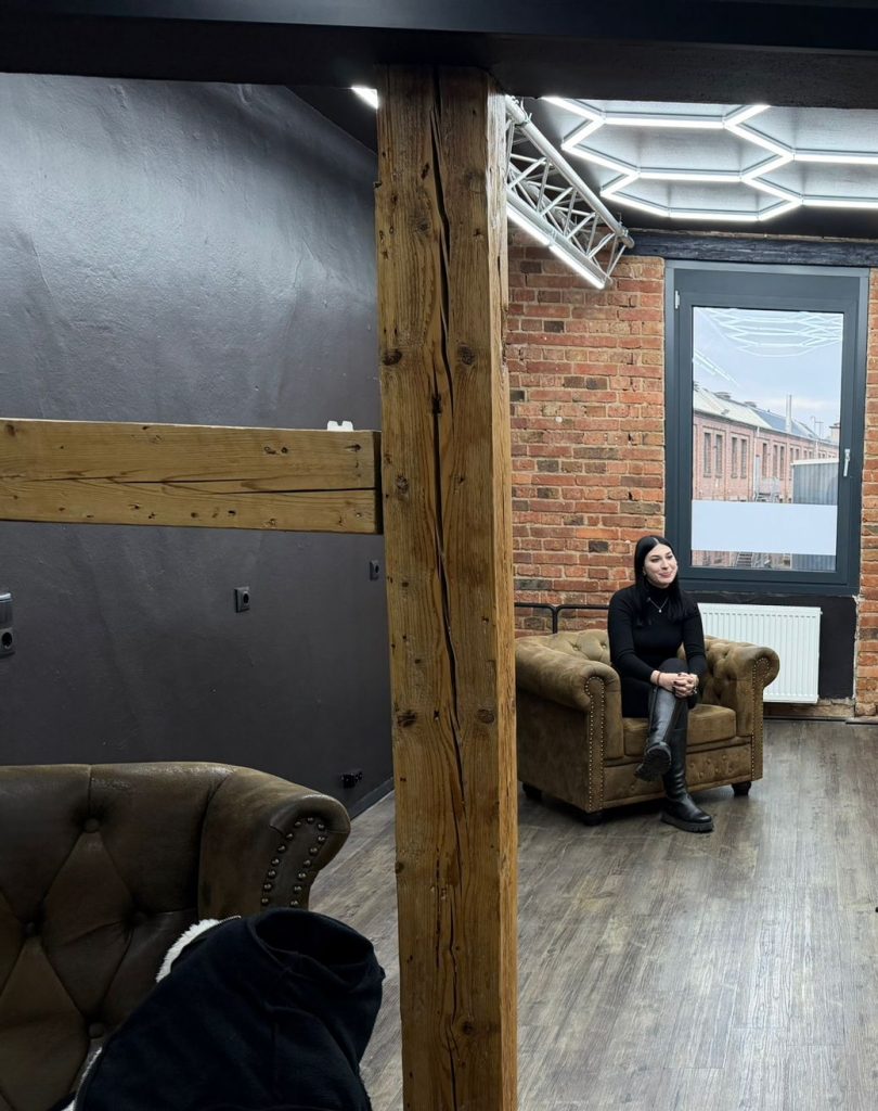 Stylistin auf Sessel